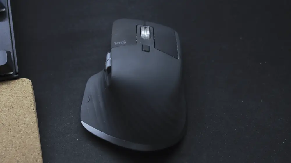 MX Master 3S 손을 완전 올려놓고 사용하게 되기 때문에 작은 마우스들에 비해 손목이 느껴지는 부담이 훨씬 덜하다.