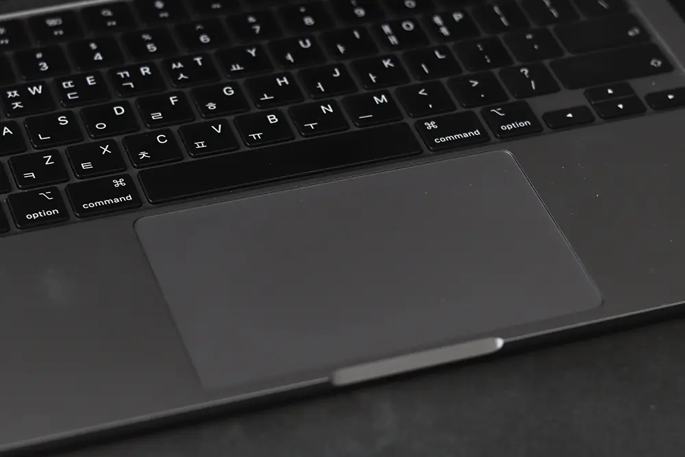 macOS 에서의 트랙패드는 외부에서 사용할때만큼은 마우스를 충분히 대체했다.